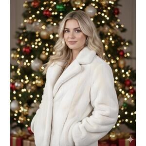 Title: TORRID White Faux Fur Jacket Size 00 (Lg) Wide Lapel 3 Snap Closure